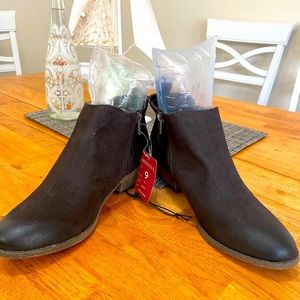 Unisex ankle boot by Morena size 9 New with tag no box